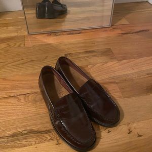 Like new Bass Weejuns size 8 beautiful burgundy color